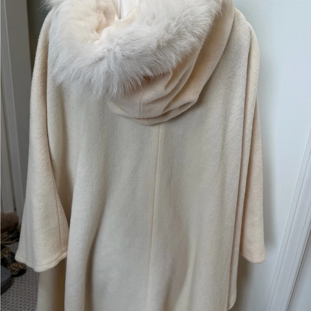 Vintage Cream Wool Alex Hayes Cape with Faux Fur Trim - Picture 10 of 12